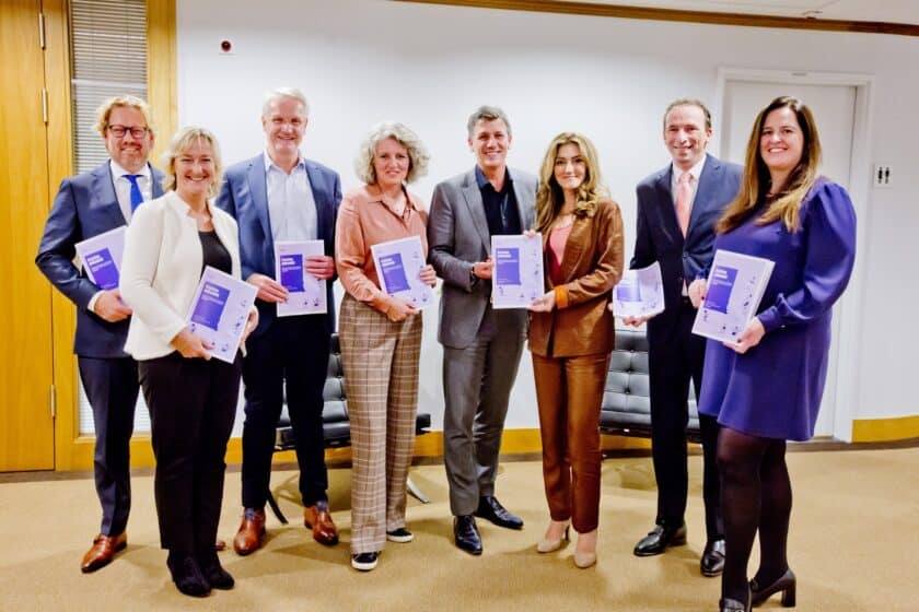 Nederland, Den Haag, 23 oktober 2023.Jacco Vonhof biedt samen met aantal bestuurders van aangesloten branches een rapport aan minister Yesilgöz, bij het ministerie van J&V.Foto: Jeroen Poortvliet